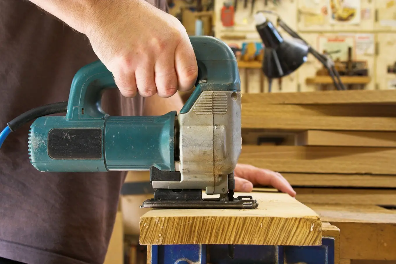 mężczyzna korzysta z wyrzynarki