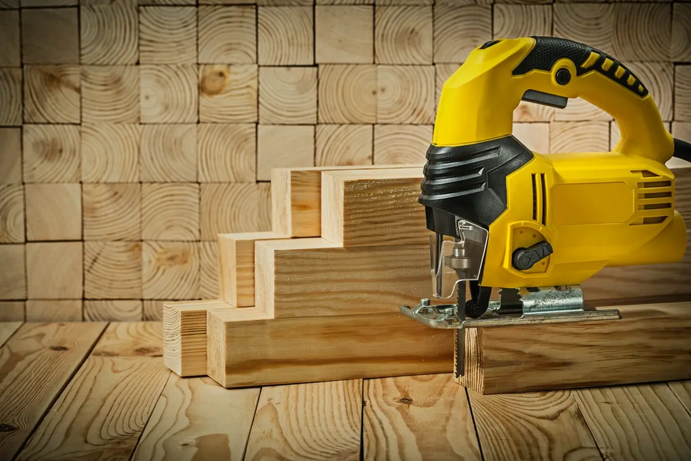 żółta wyrzynarka do drewna