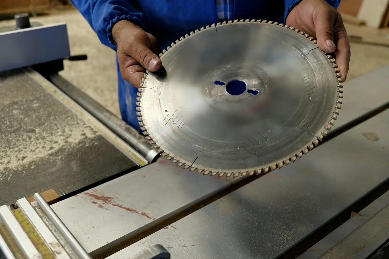 mężczyzna trzyma tarczę diamentową